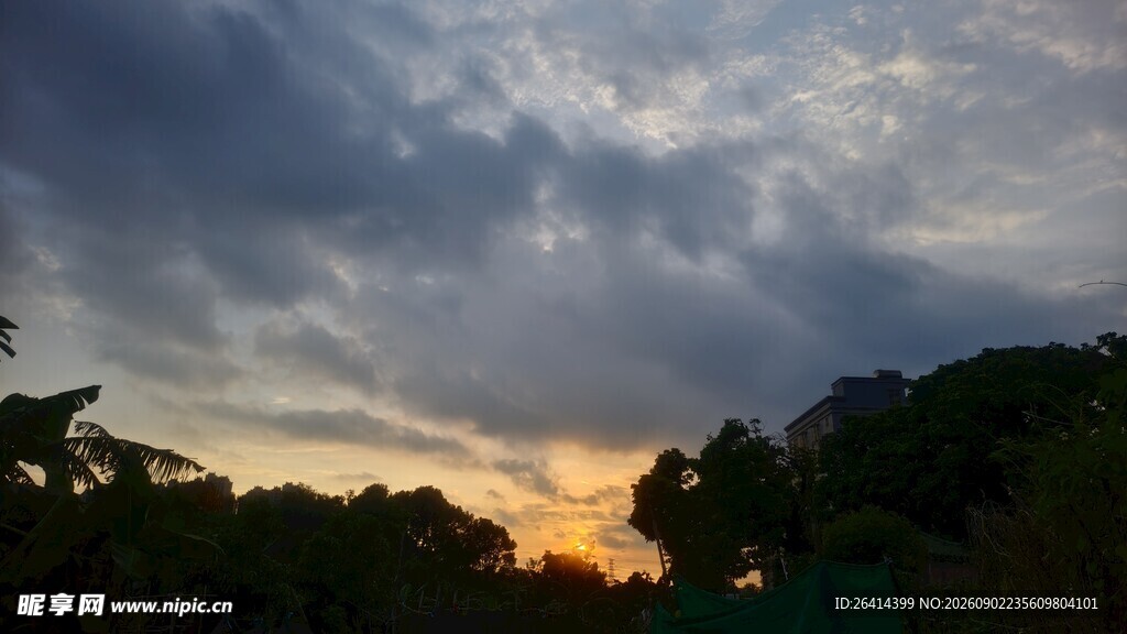 黄昏时分的山林与天空