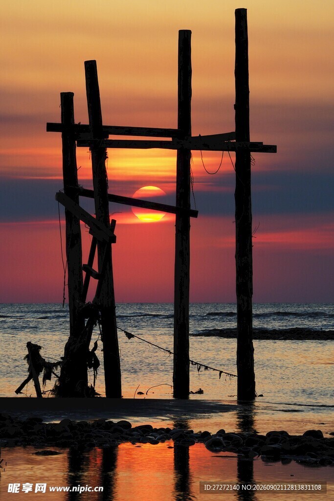 夕阳下海边的木质结构景观