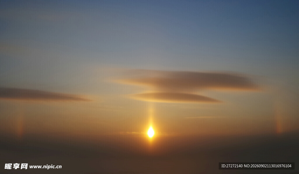 日出时分的绚丽天空