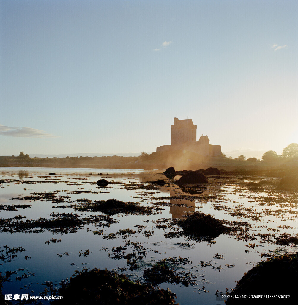 海边城堡在夕阳下的美景