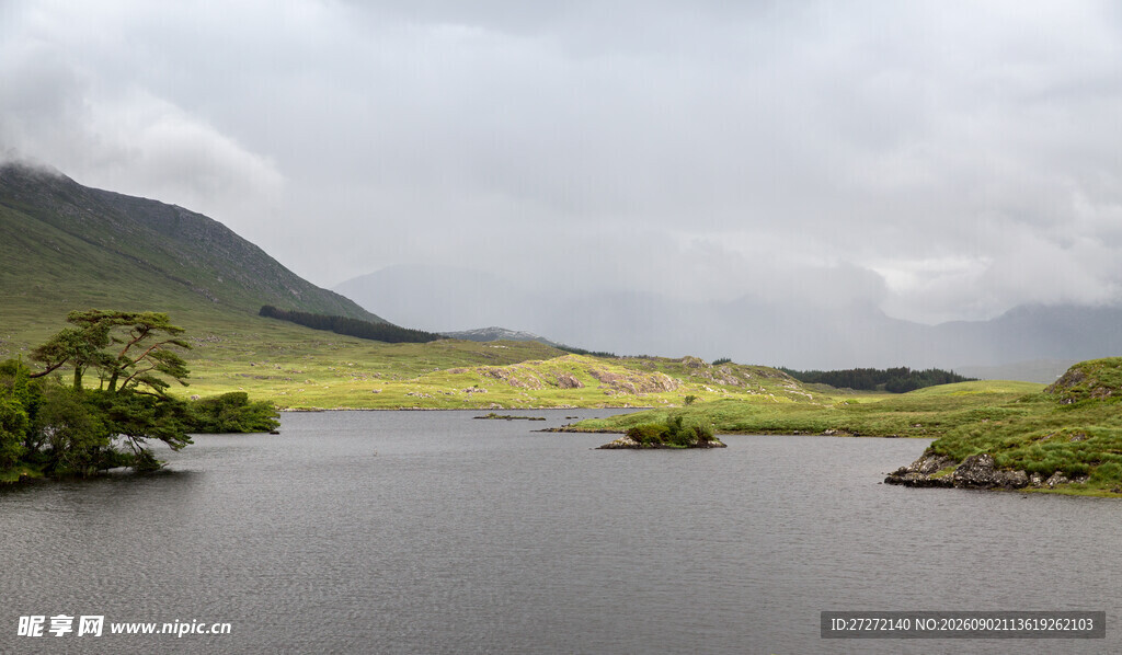 宁静湖畔的自然美景