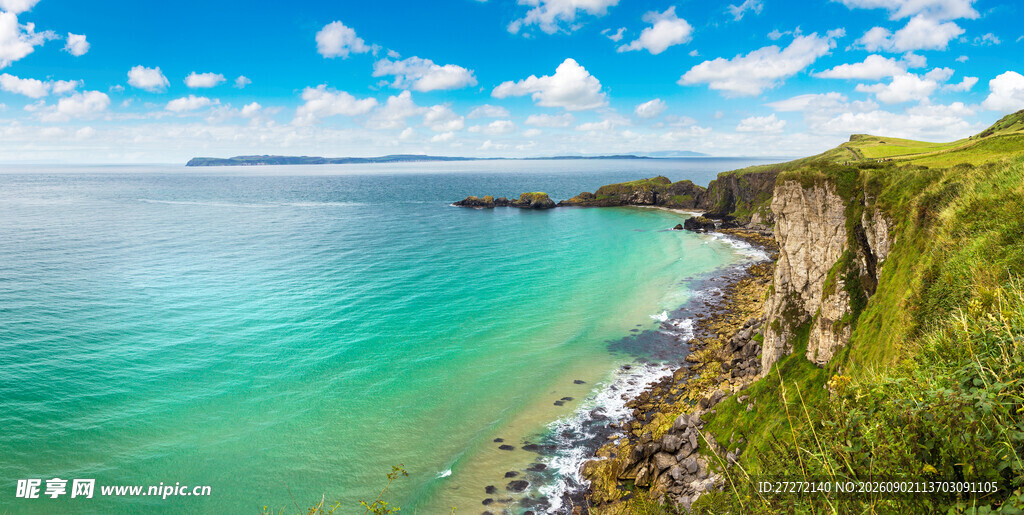 海岸美景碧海蓝天绿草