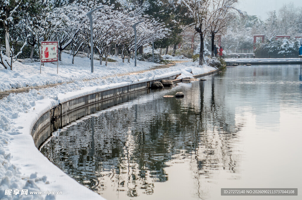 冬日河畔雪景