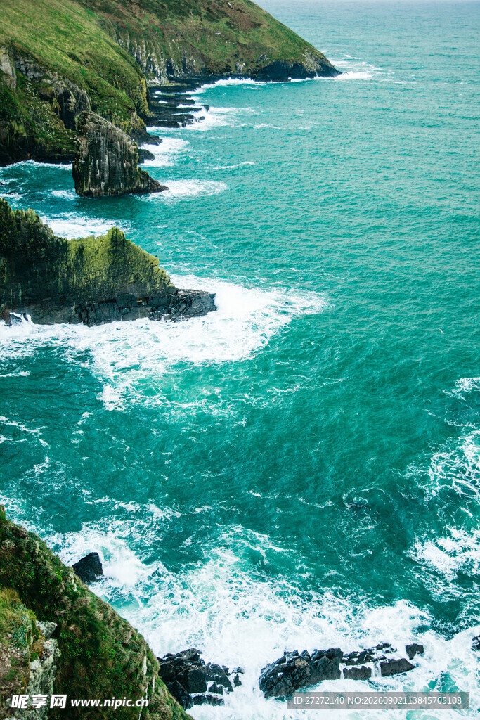 海岸美景碧海与嶙峋礁石