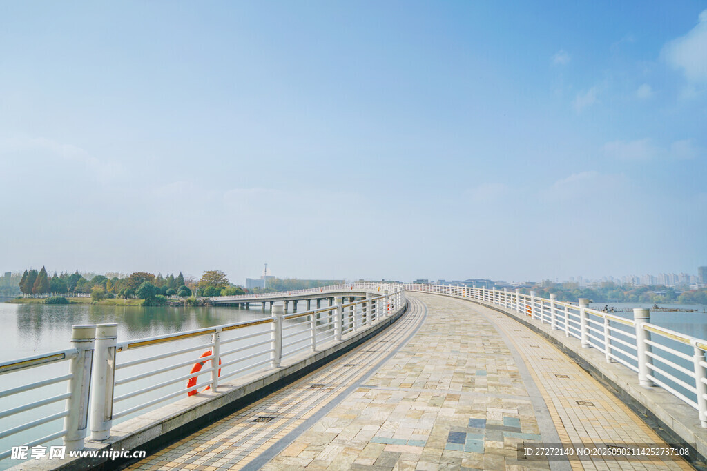 湖畔长桥风景