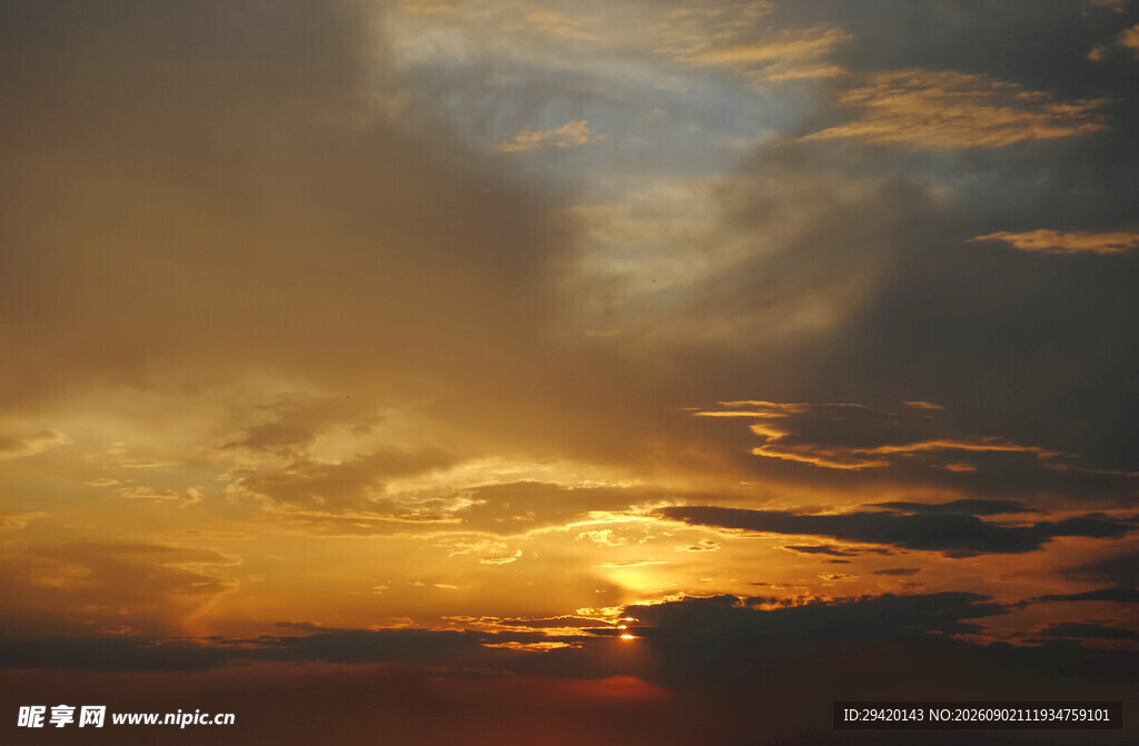 夕阳下的绚烂天空