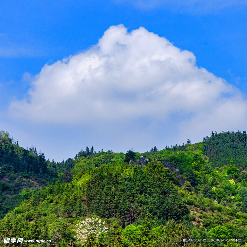 青山之上白云悠悠