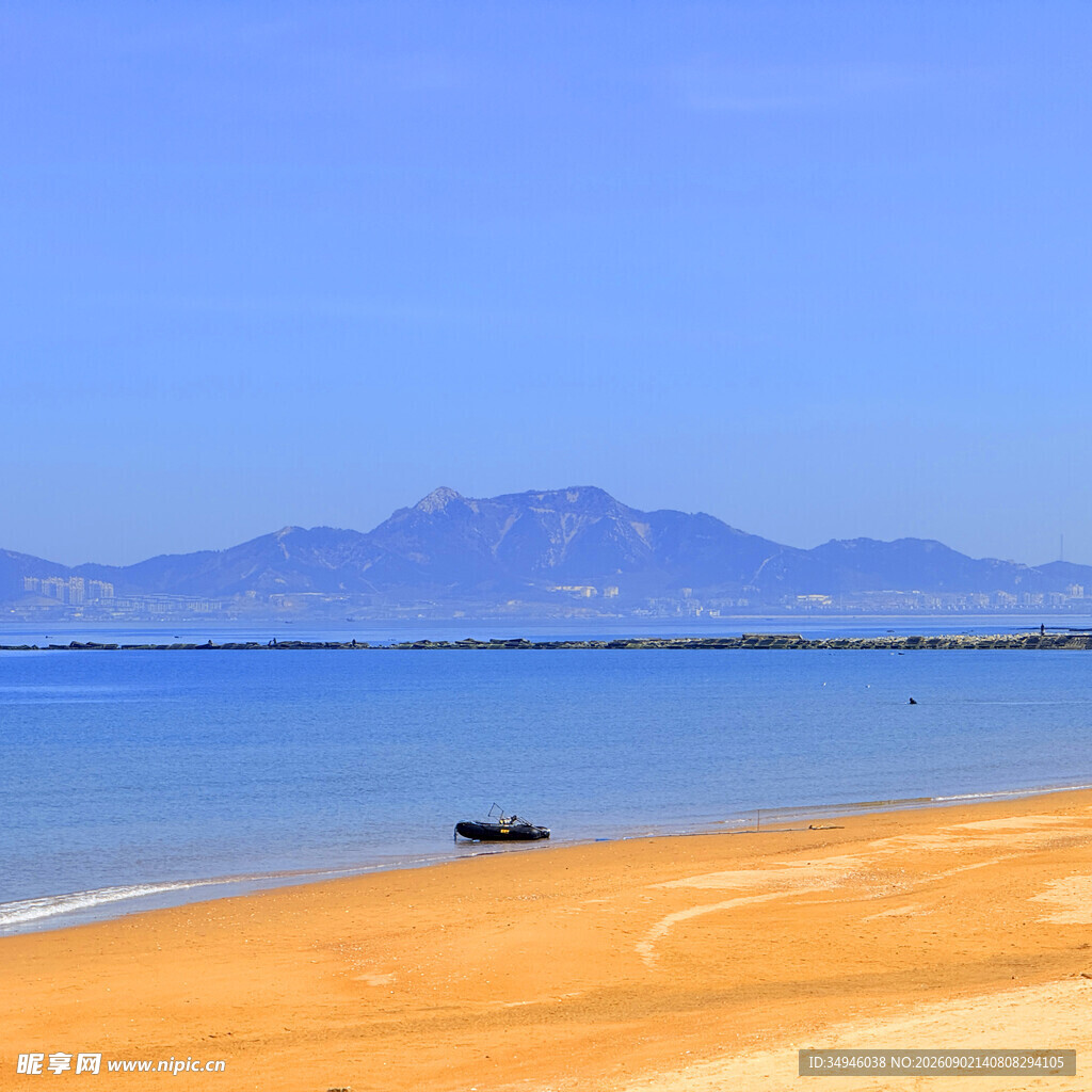 金色沙滩与远处山海风光