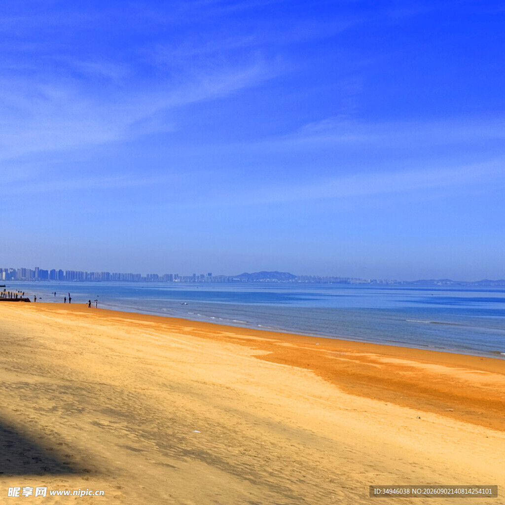 金色沙滩与蔚蓝大海美景