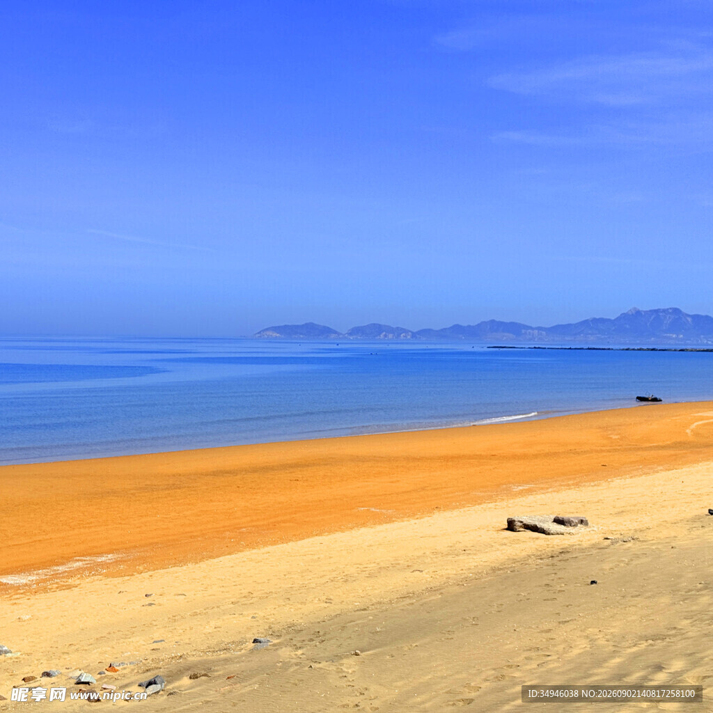 金色沙滩与蔚蓝大海美景