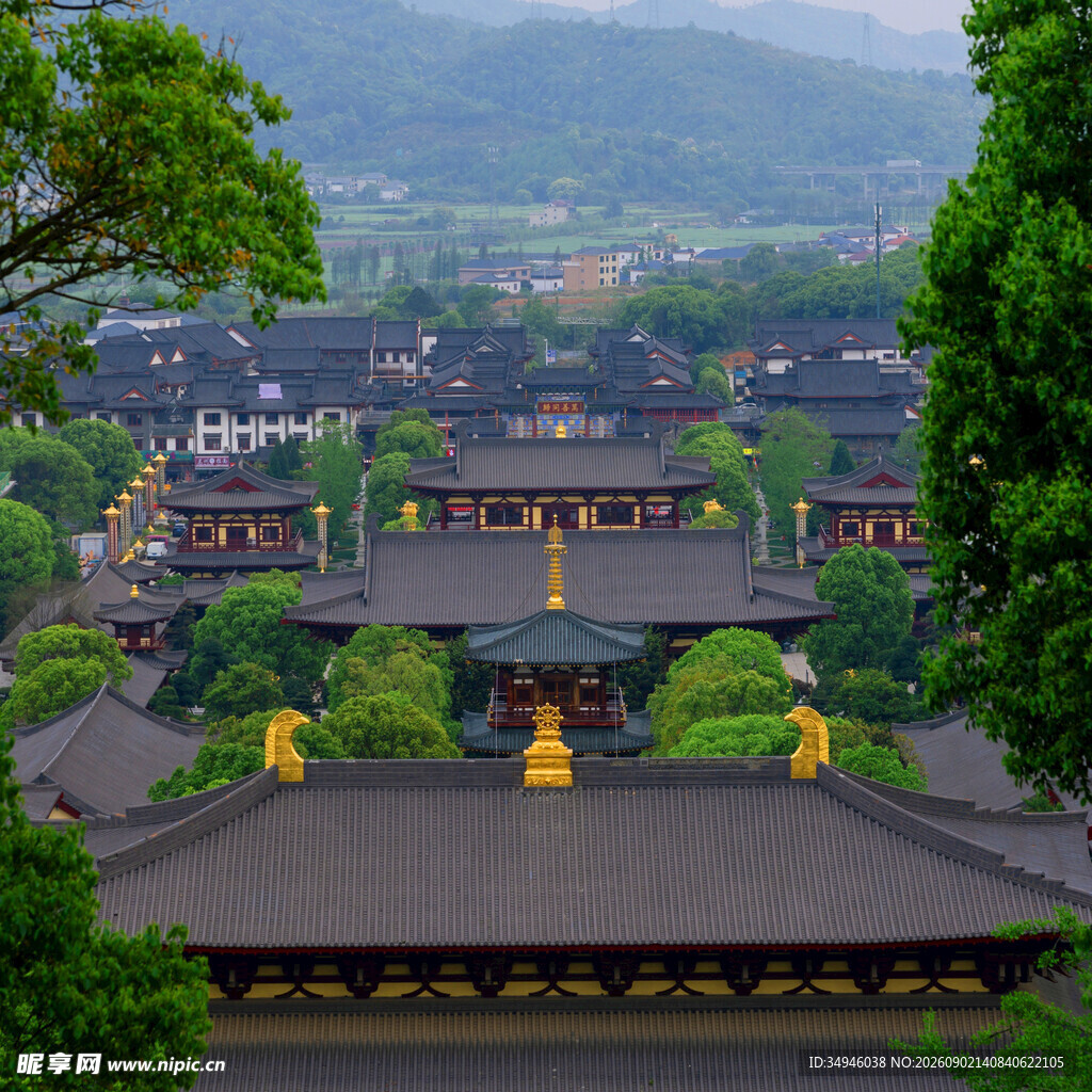 俯瞰古雅寺庙建筑群