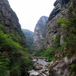 山间峡谷绿意盎然之景