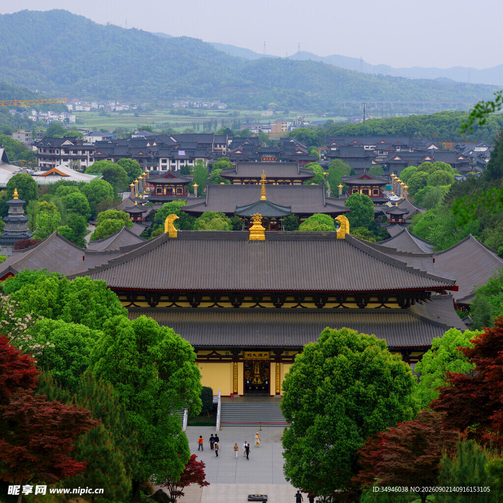 古寺掩映于青山绿树间