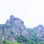巍峨山峦绿意点缀