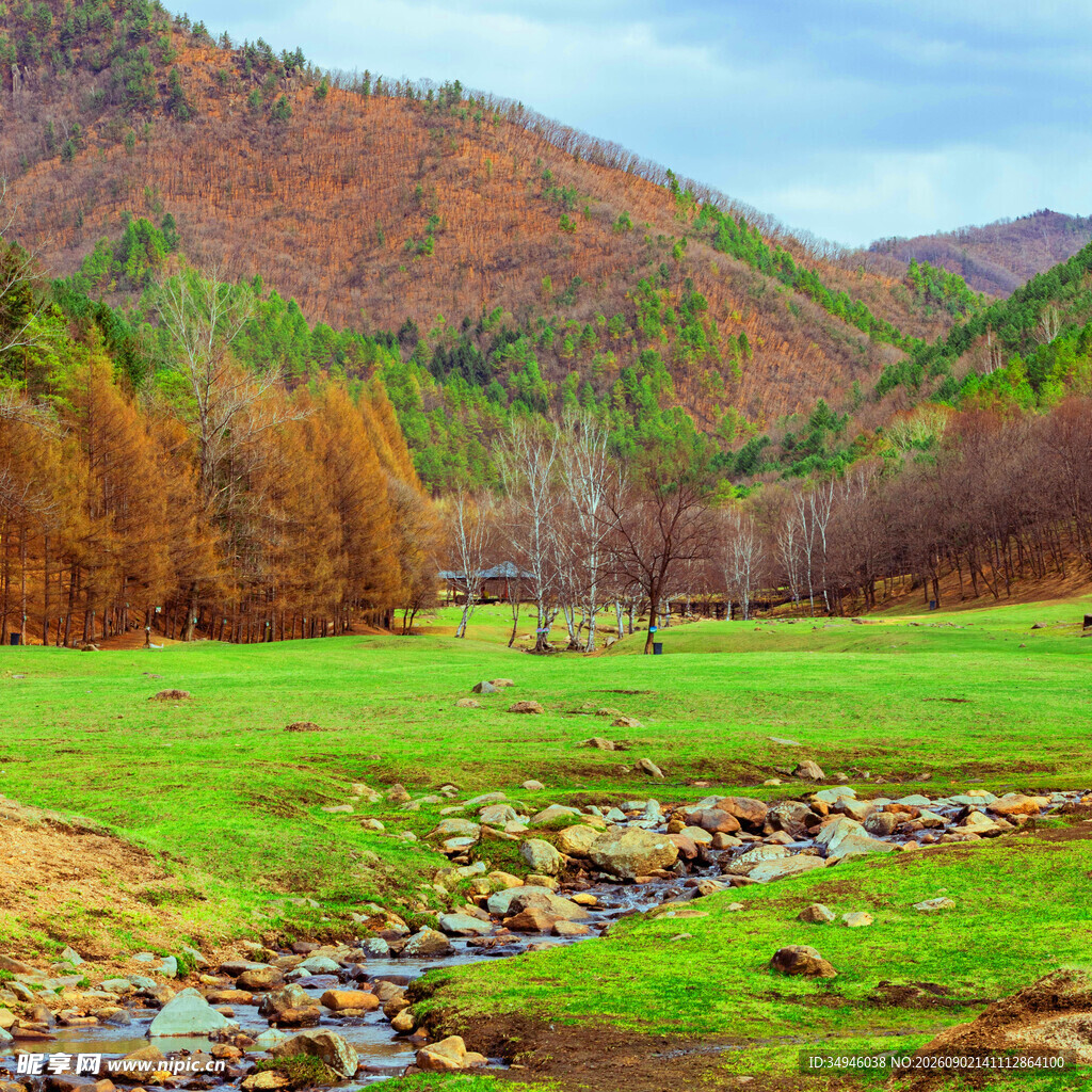 秋日山间草地溪流美景