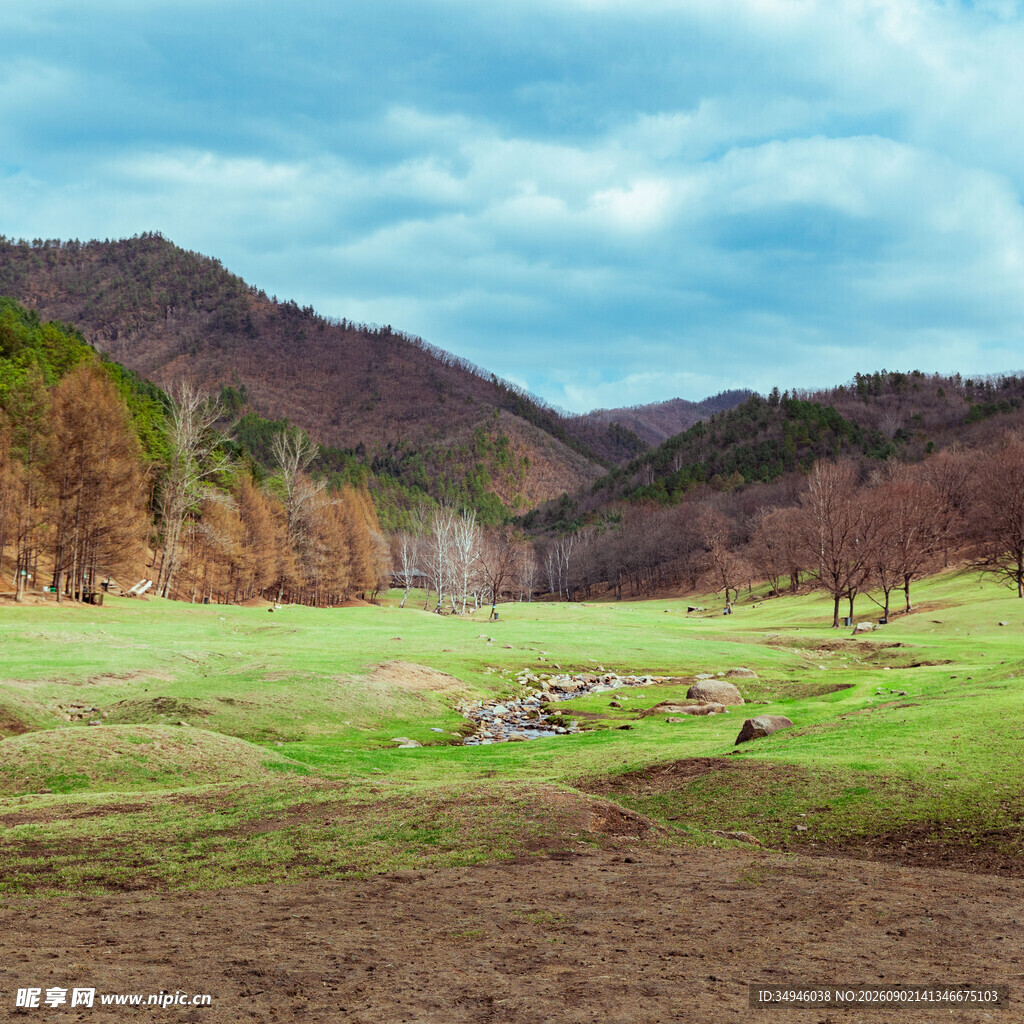 秋日山间开阔草地美景