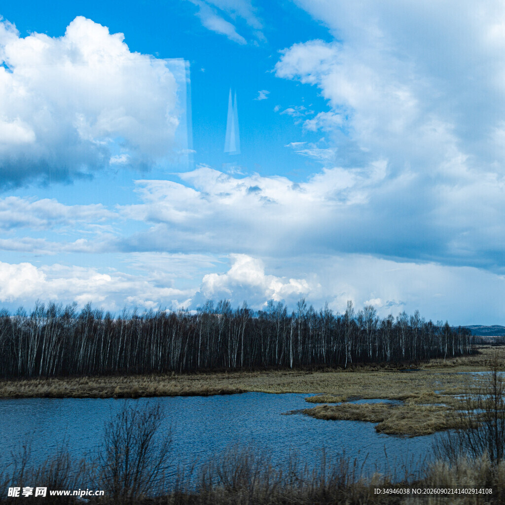 湖畔蓝天美景