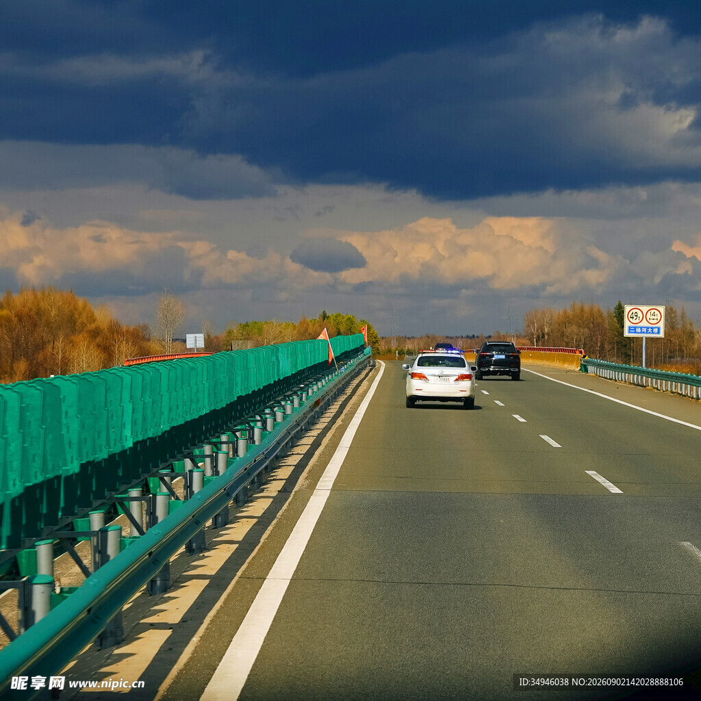 公路上行驶的车辆与风景