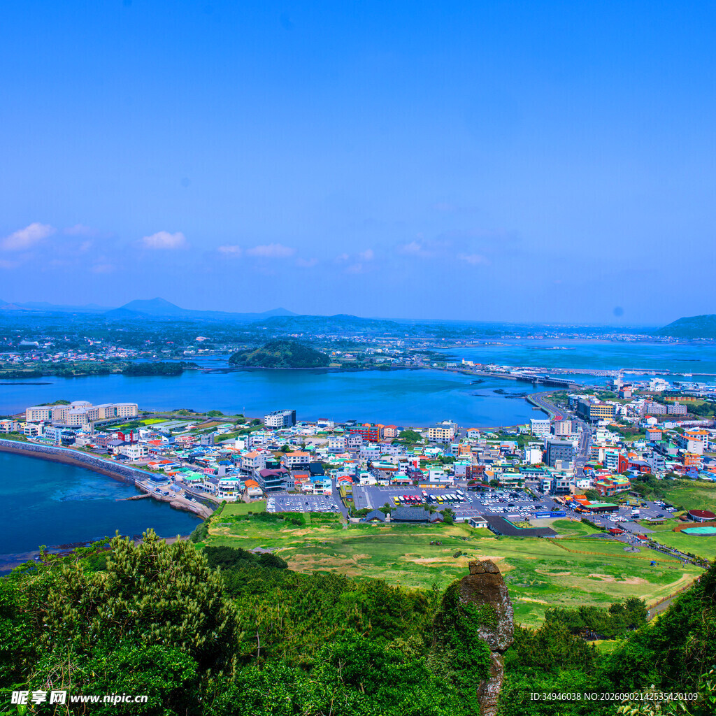 彩色小镇与碧海蓝天美景