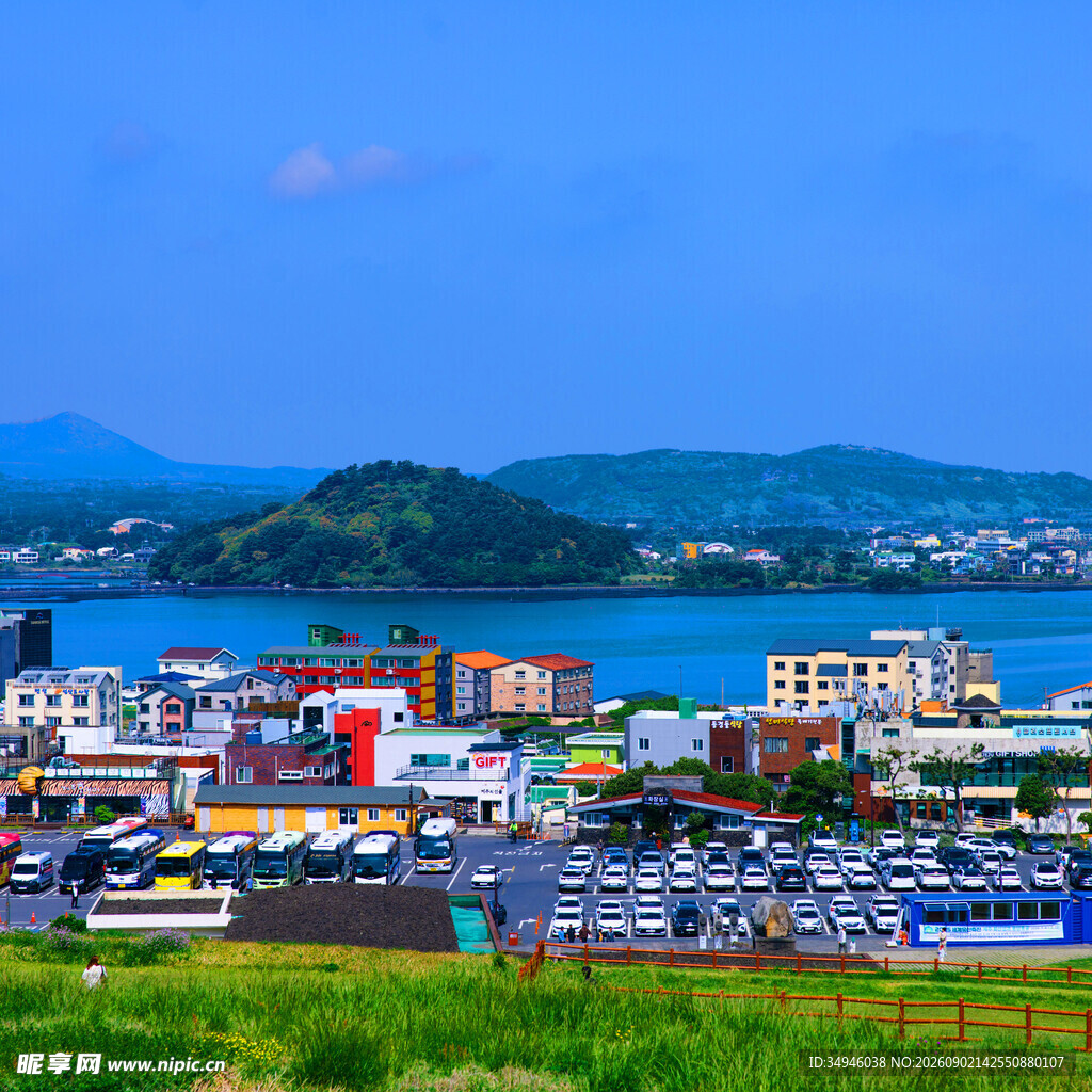 湖畔多彩城镇风光