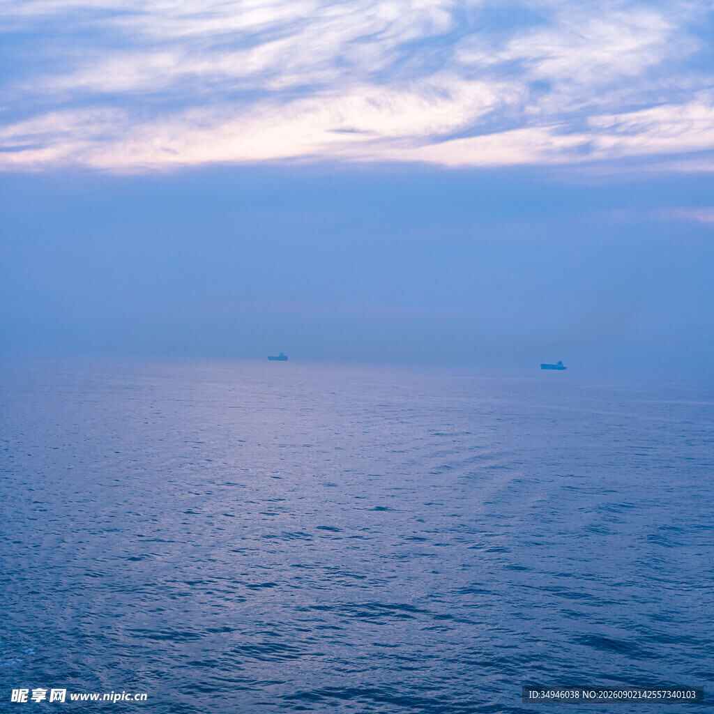 海上日出前的宁静海面