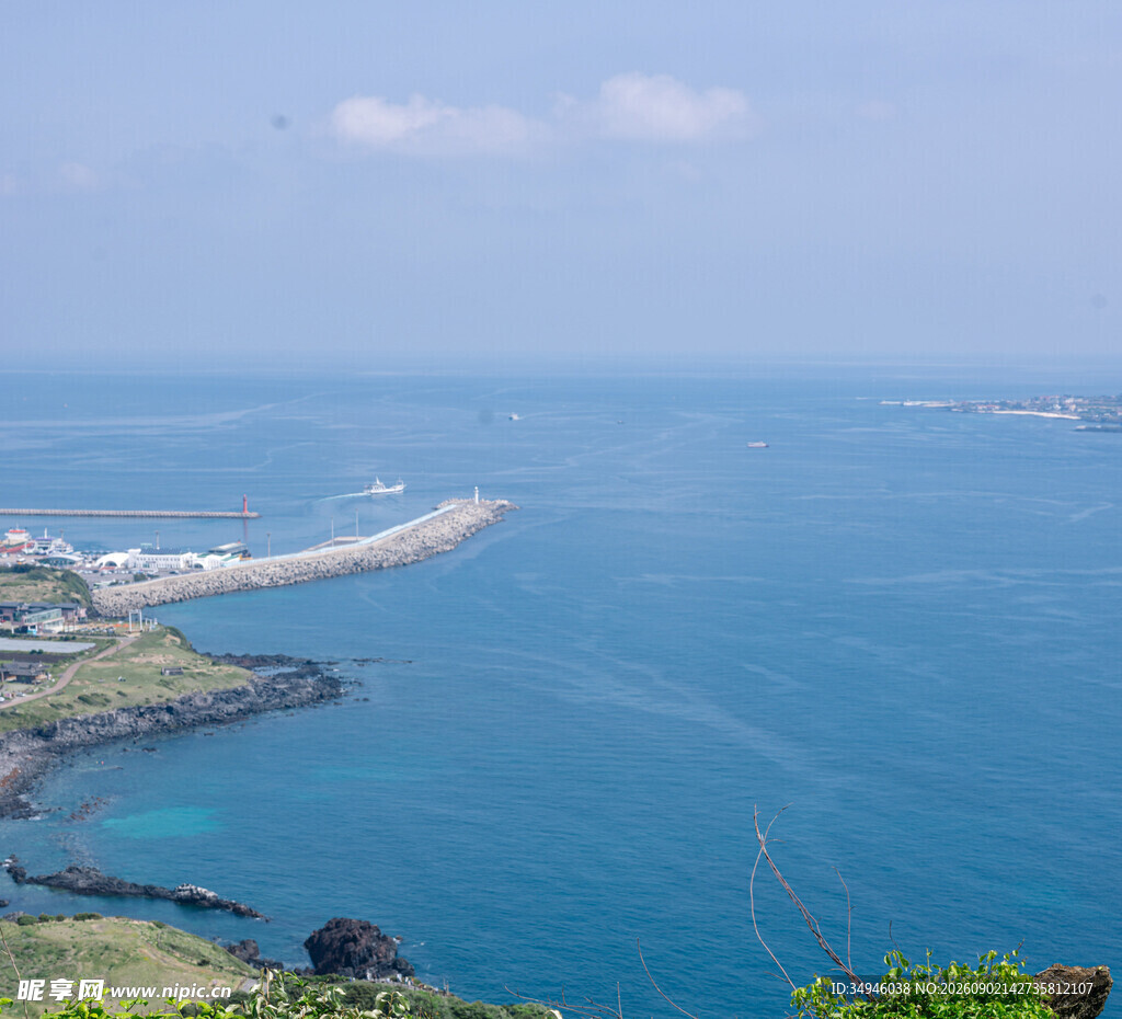 俯瞰蔚蓝大海与海岸风光