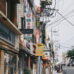 城市街道店铺与交错电线