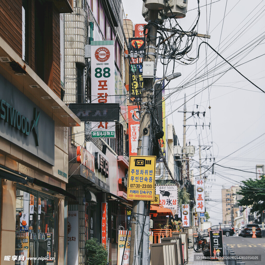 城市街道店铺与交错电线