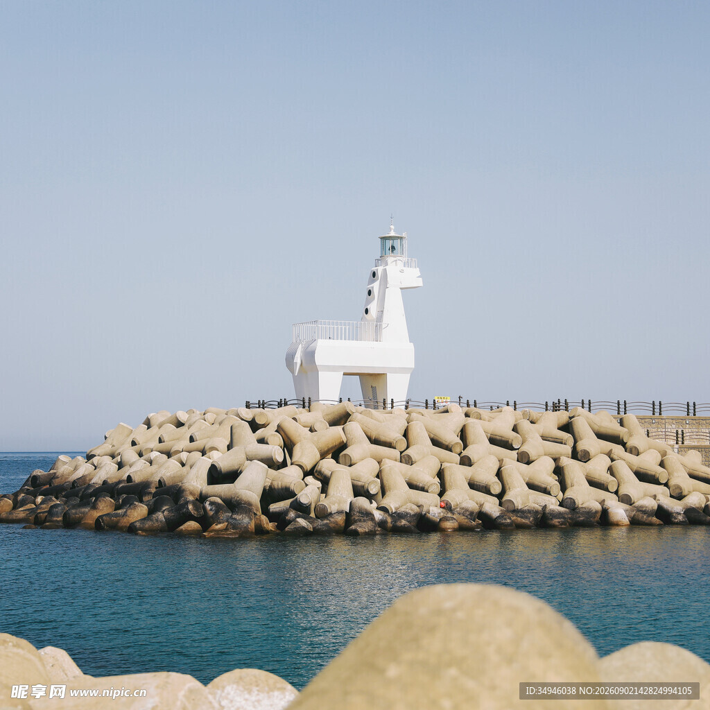 海边灯塔与防波堤景观
