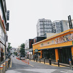 城市街道边的多彩商铺建筑