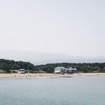 宁静海滩与远处的建筑景观