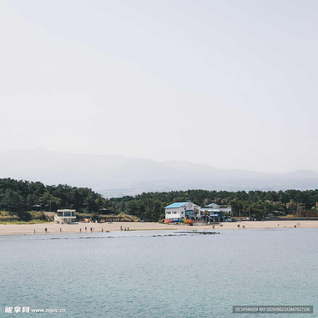 宁静海滩与远处的建筑景观