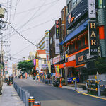 城市街道旁的多彩商业建筑