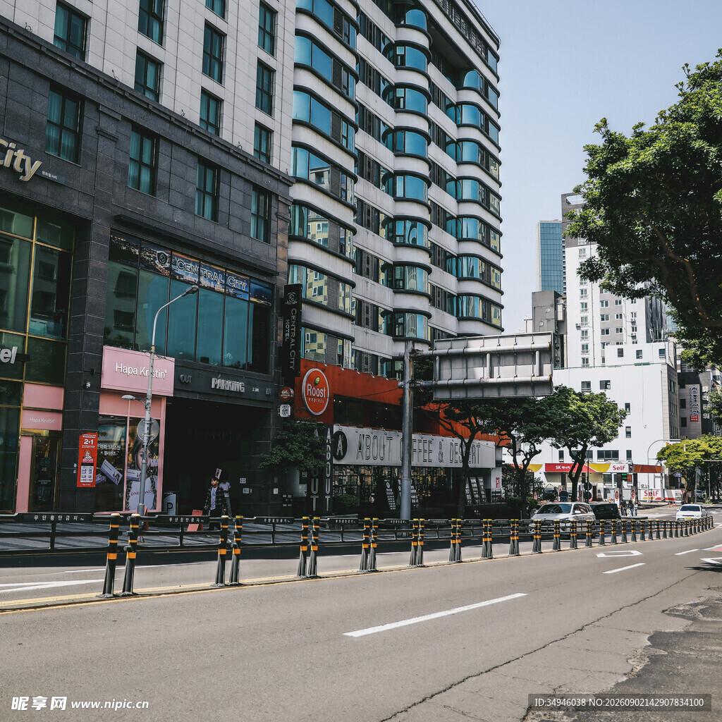 城市街道旁的高楼与商铺