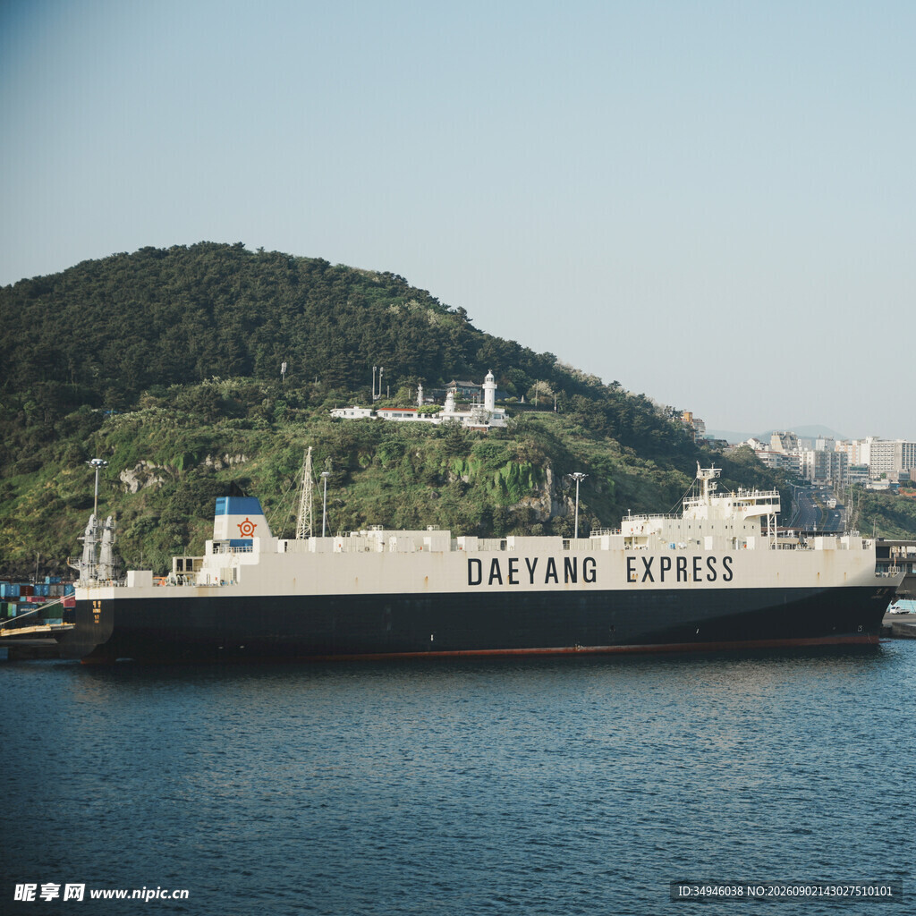 海上大型货轮停靠在港口