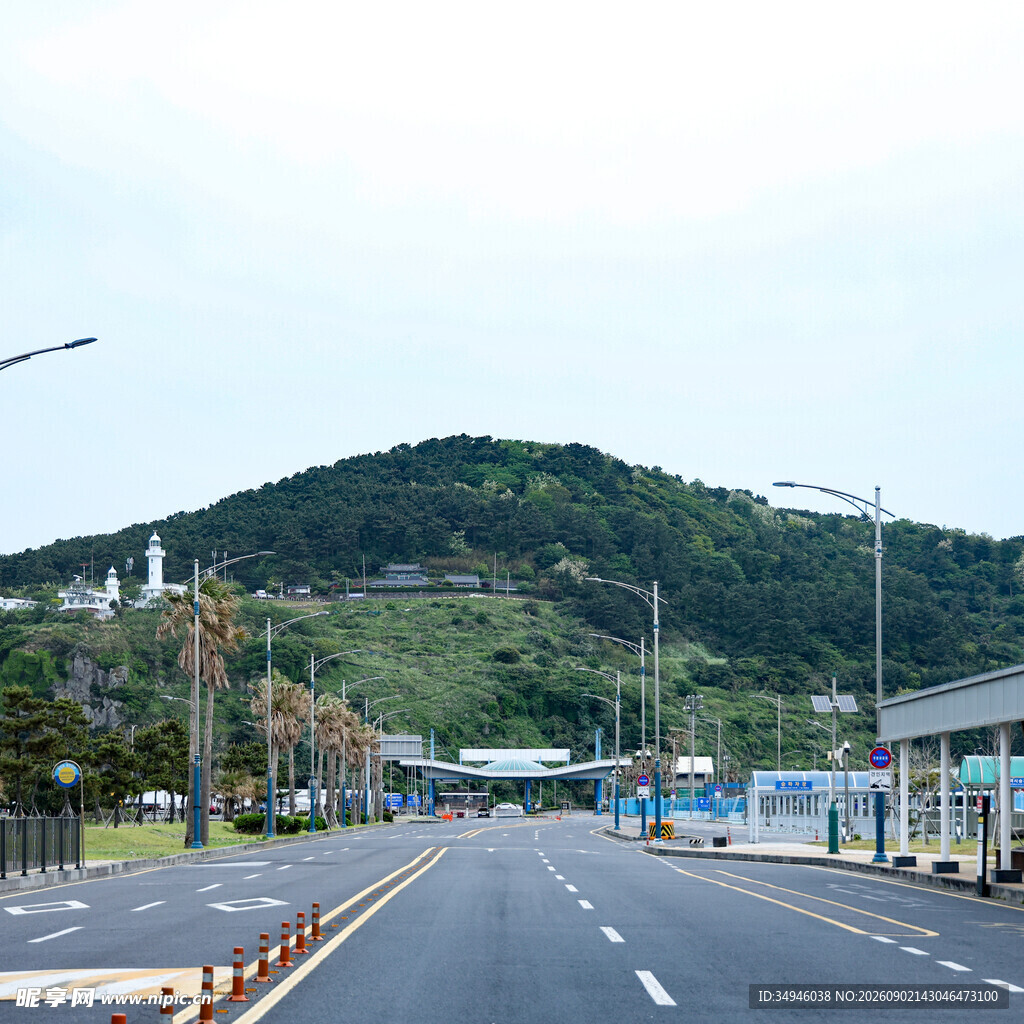 公路旁青山与建筑景观
