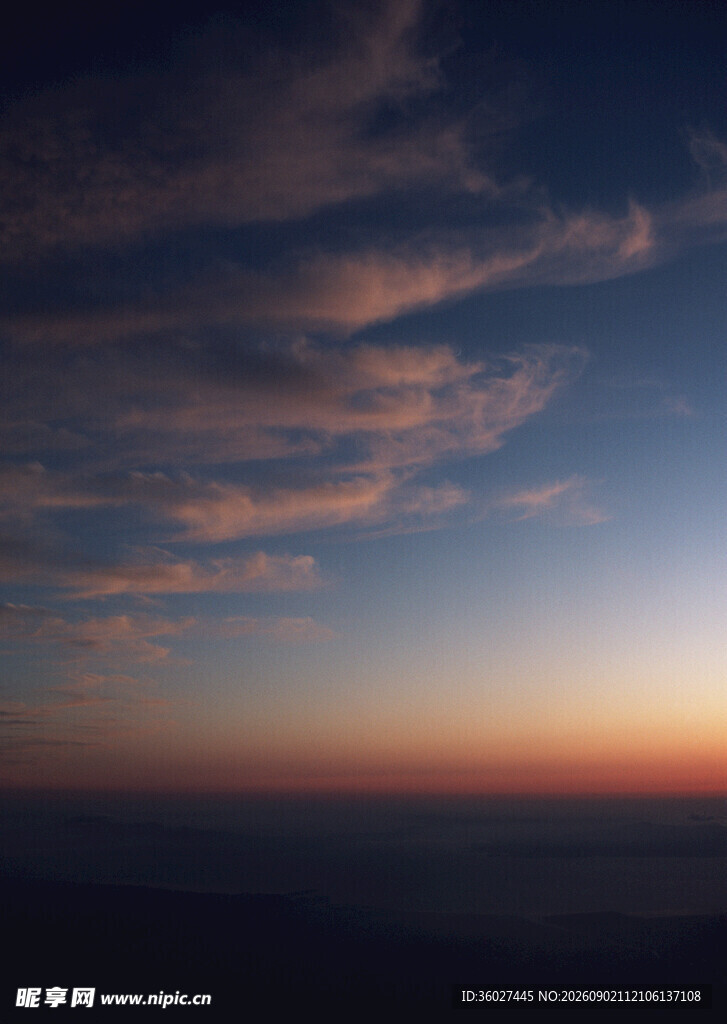 黄昏时分的绚丽天空景色