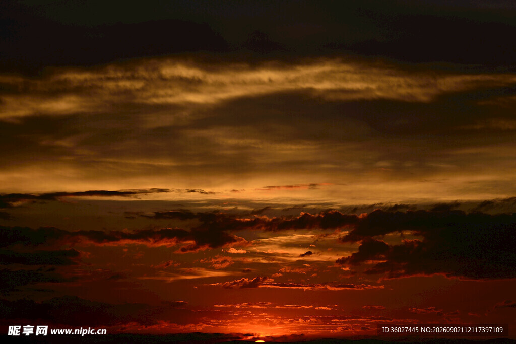 壮丽夕阳下的绚烂天空