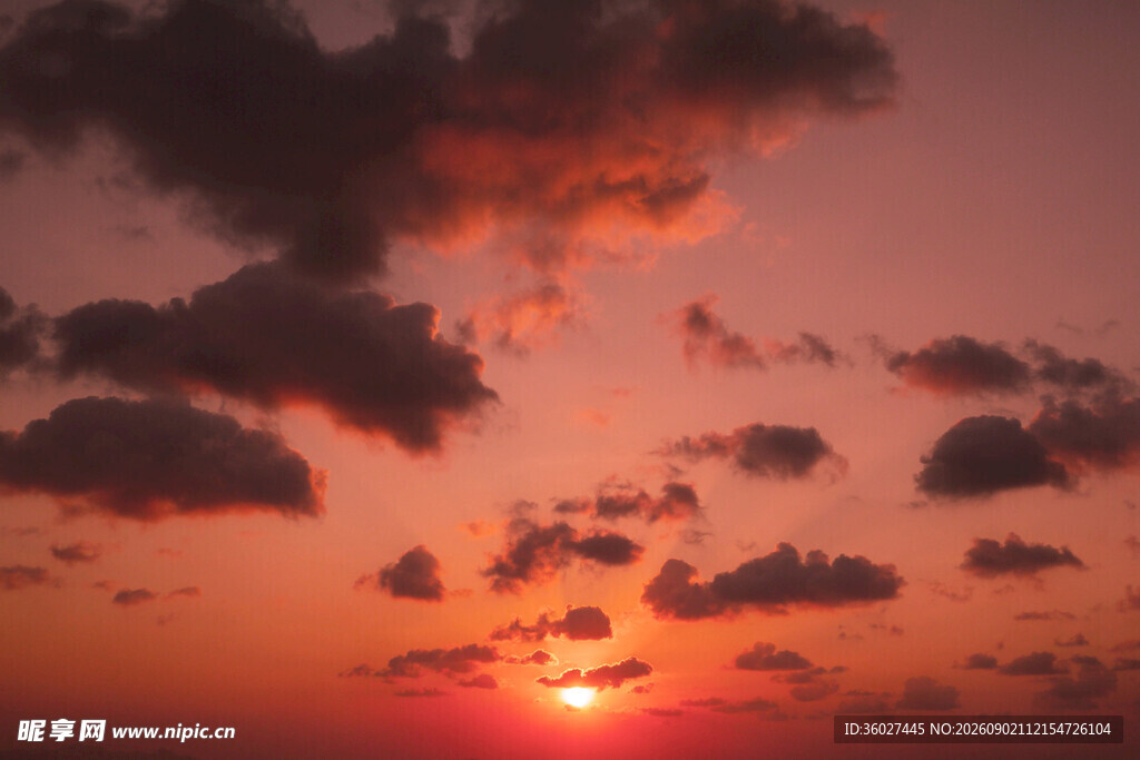 夕阳下的绚烂天空