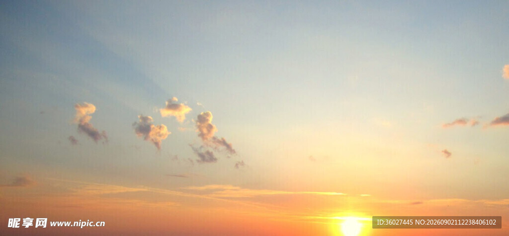 夕阳下的编队飞行美景