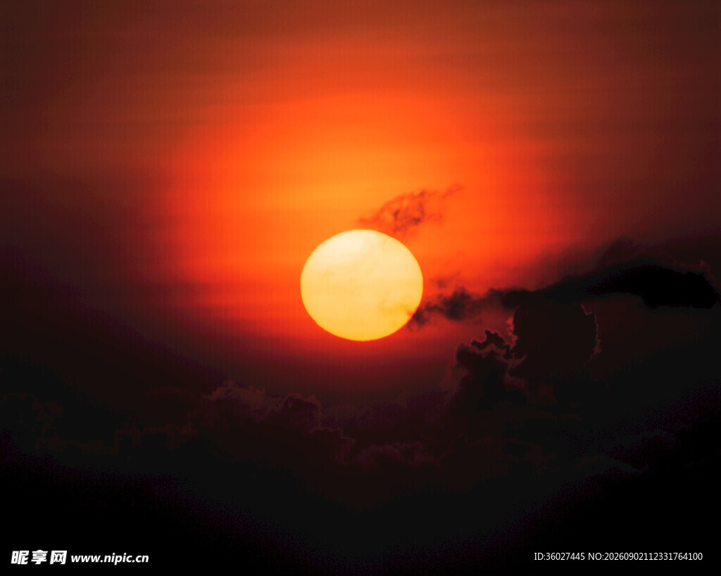 夕阳西下的壮丽天空