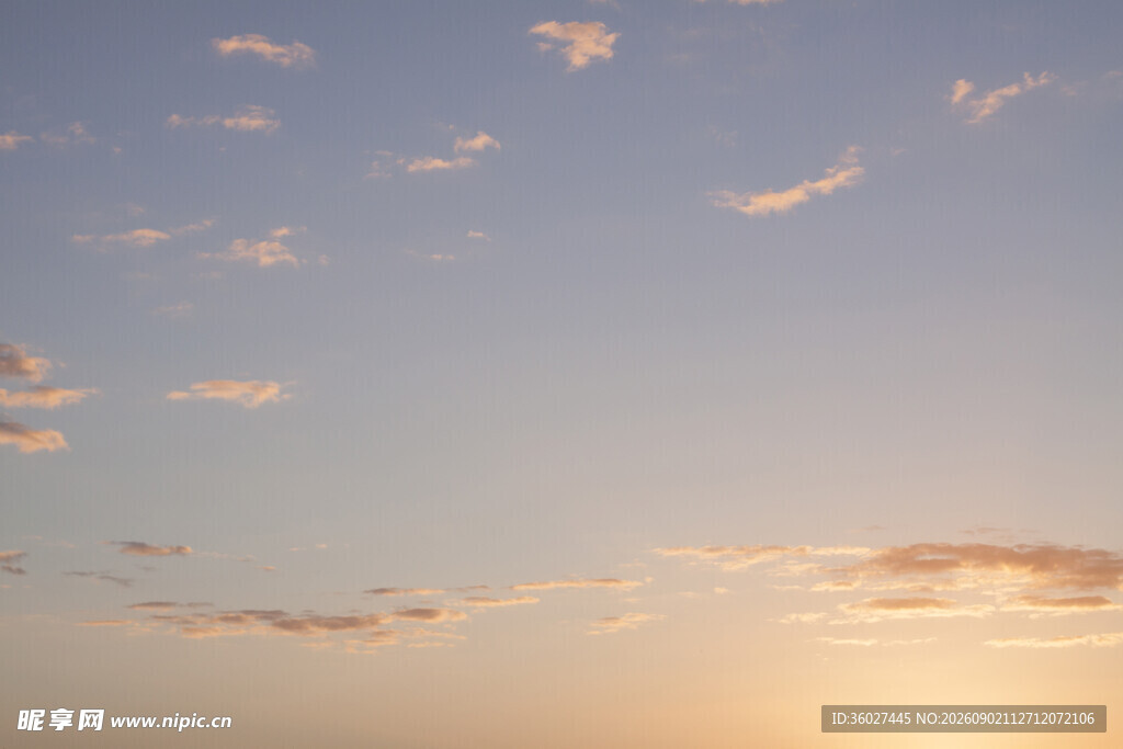 夕阳下的绚烂天空