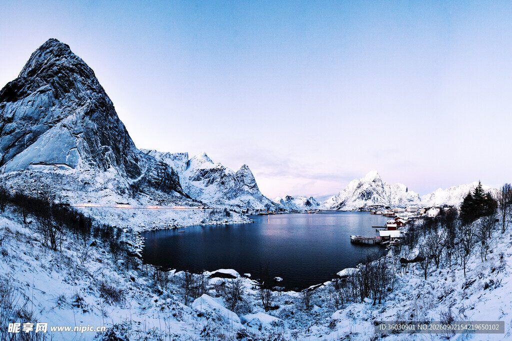 雪山湖泊壮丽自然景观