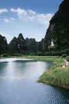 山水相依的宁静湖景