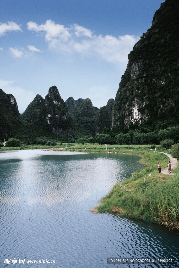 山水相依的宁静湖景
