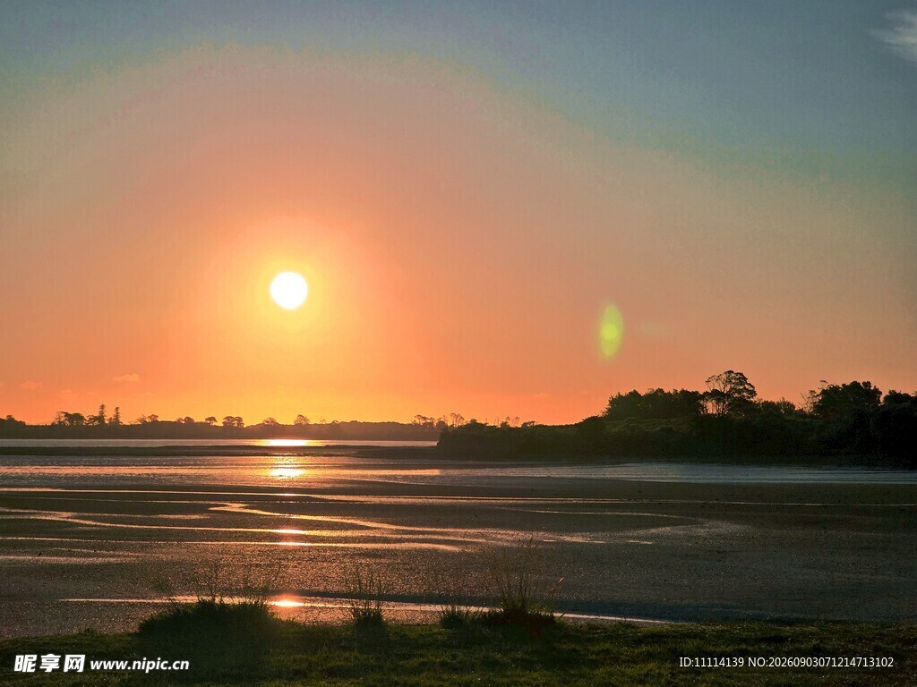 夕阳下的宁静海滨风光