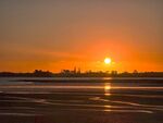 夕阳下的城市海滨美景