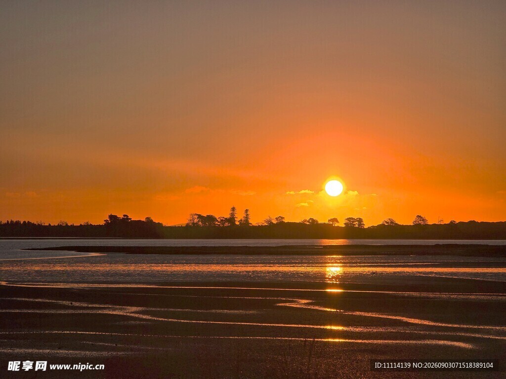 夕阳下的城市海滨美景