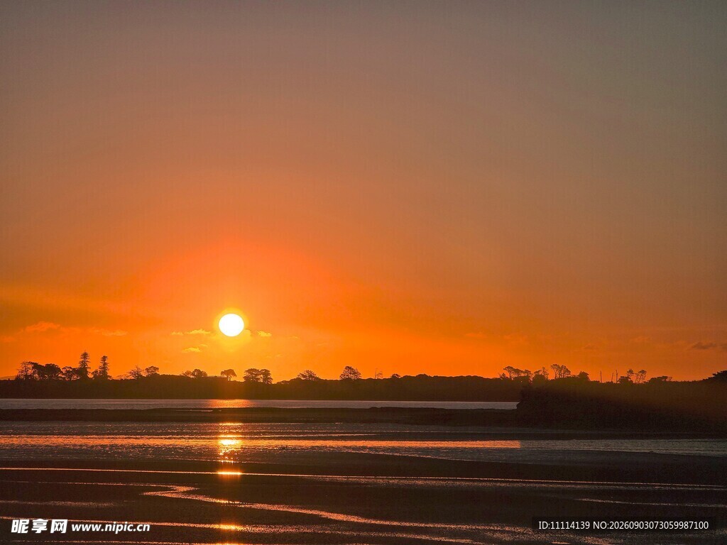 夕阳下的海滨美景