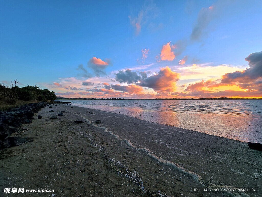 海边绝美日落沙滩风景